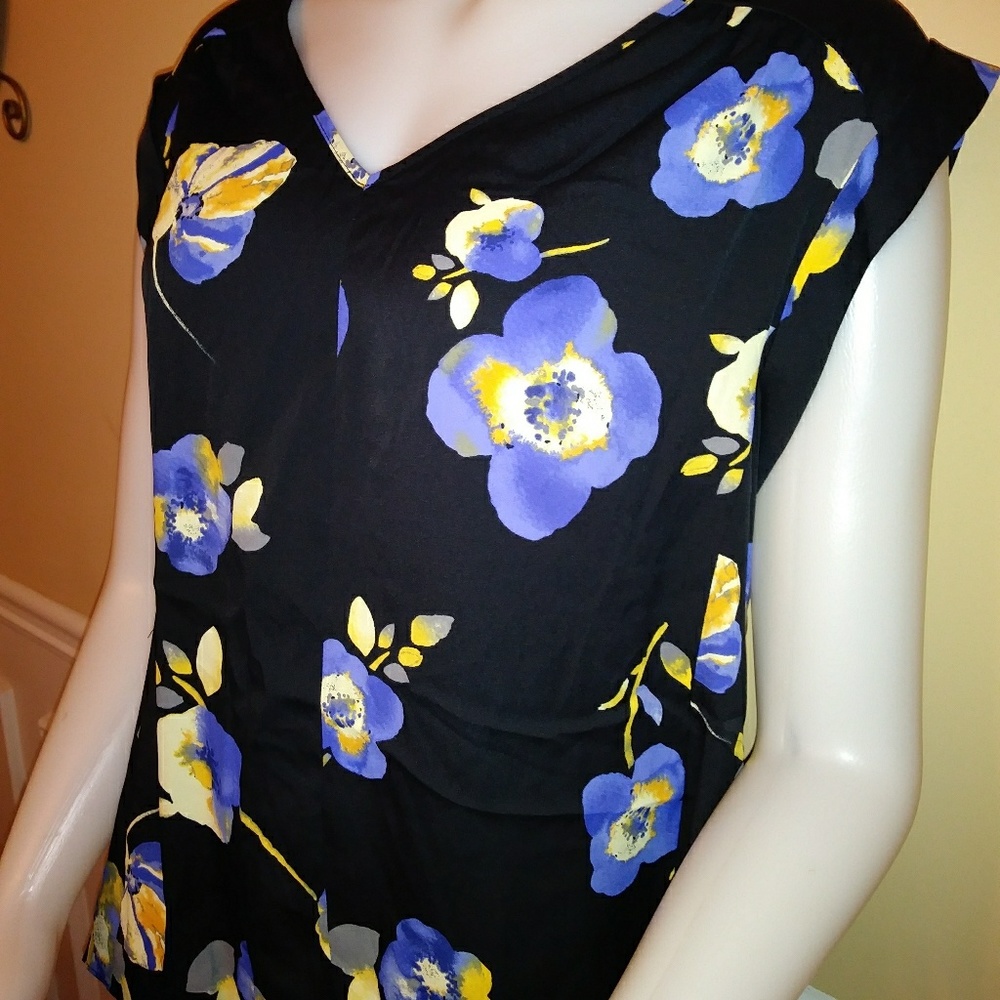 Brand New Nine West floral top XL. Over 50% off!